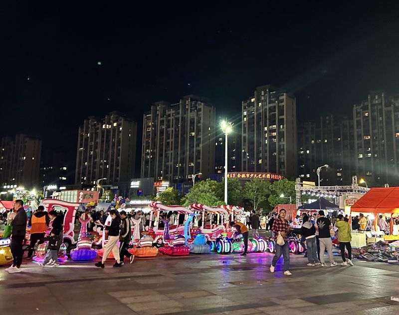 余姚万达广场夜景儿童游玩游乐设备