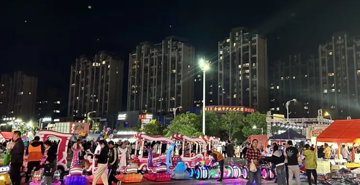 余姚万达广场夜景儿童游玩游乐设备