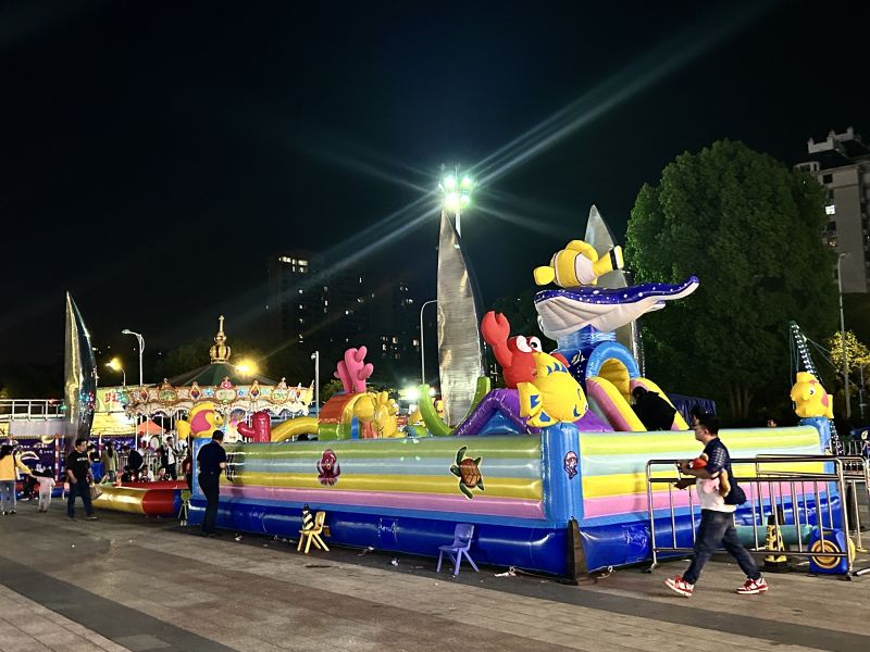 余姚万达广场儿童游玩游乐设备夜晚充气堡