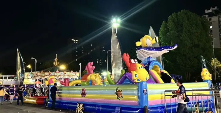 余姚万达广场儿童游玩游乐设备夜晚充气堡