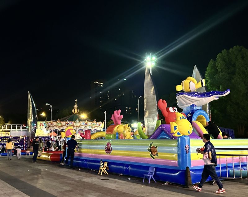 余姚万达广场儿童游玩游乐设备夜晚充气堡
