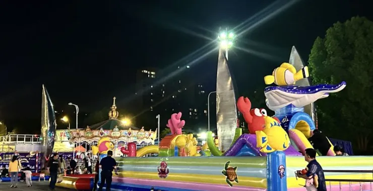 余姚万达广场儿童游玩游乐设备夜晚充气堡