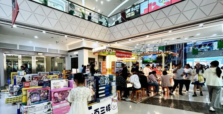余姚万达广场购物顾客儿童玩具中国福利彩票