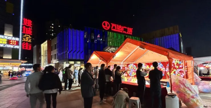 游戏游玩打枪打气球儿童奖品娱乐余姚万达广场万达金街商铺店铺夜晚