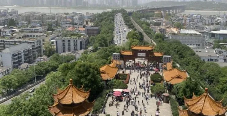 武汉黄鹤楼旅游郊游人群俯拍鸟瞰