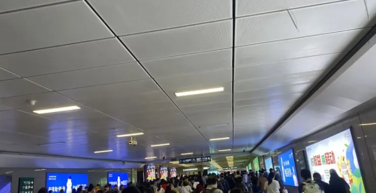 车站人流人群出行地铁出站
