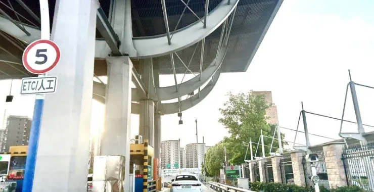交通高速ETC入口通道私家车汽车