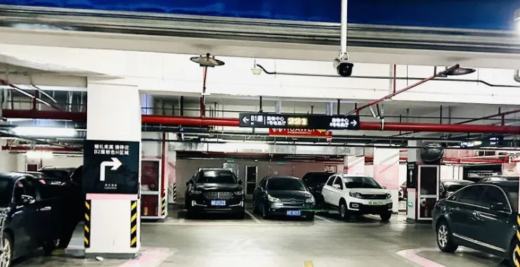 地下停车场车位汽车私家车