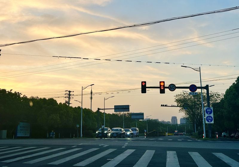 余姚马路交通夕阳黄灯汽车私家车