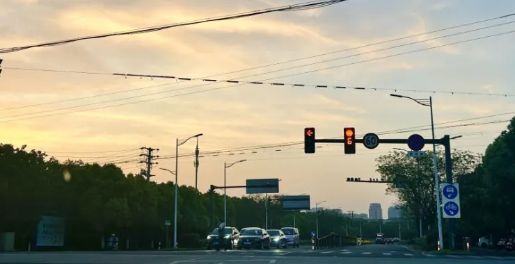 余姚马路交通夕阳黄灯汽车私家车