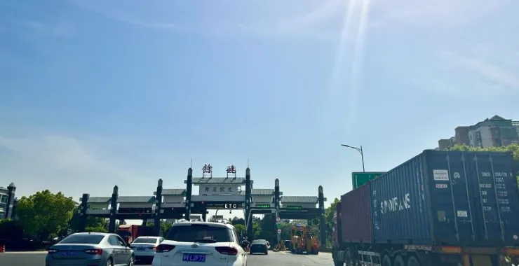 余姚高速入口车辆汽车货车通道ETC私家车