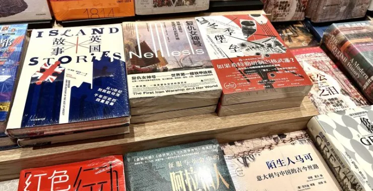 书藉名著小说课外书学生学习书店书架看书