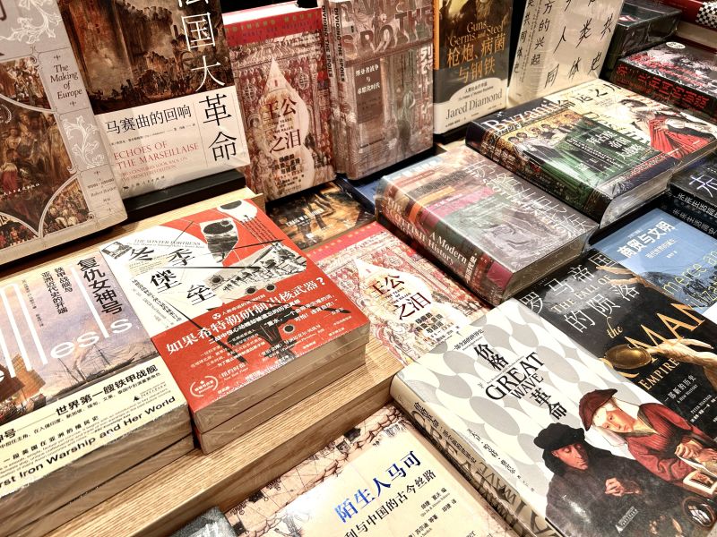 书藉名著小说课外书学生学习书店书架看书
