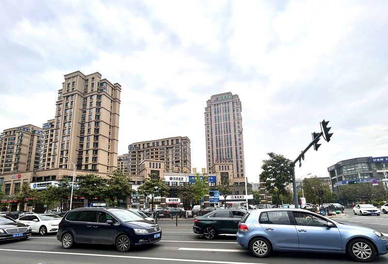余姚四明西路中央花园马路车辆汽车交通私家车