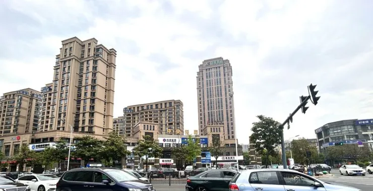 余姚四明西路中央花园马路车辆汽车交通私家车