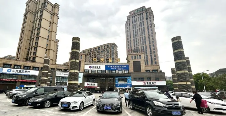 余姚中央花园车辆停车场汽车