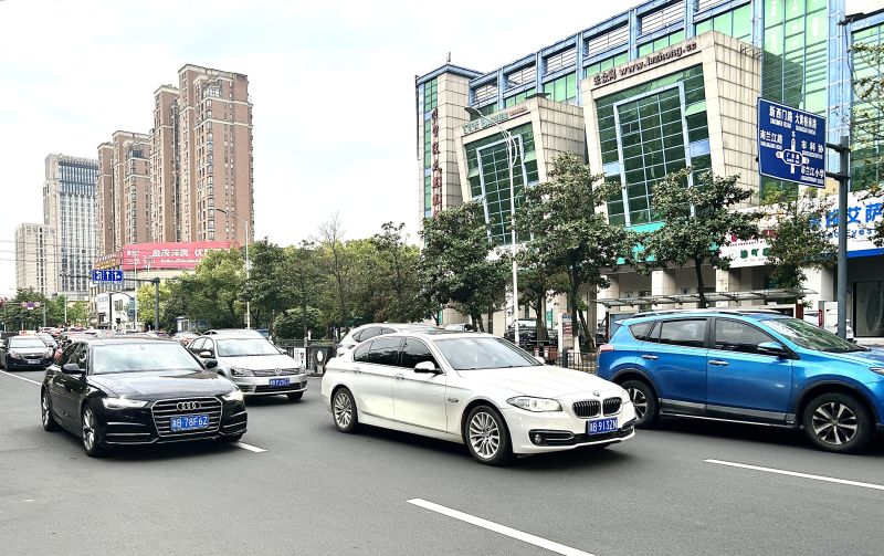 余姚四明西路马路交通车辆汽车