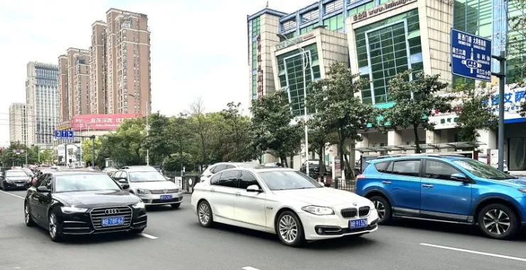 余姚四明西路马路交通车辆汽车