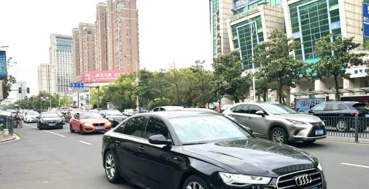 余姚四明西路马路交通车辆汽车