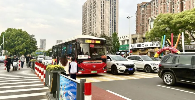 余姚四明西路马路交通公交汽车公交车