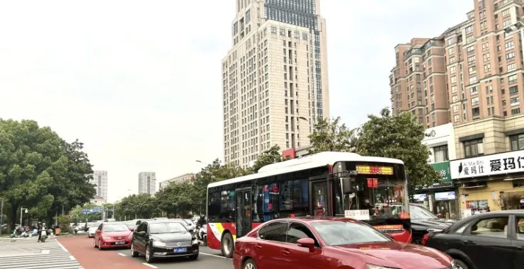 余姚四明西路马路交通公交汽车公交车
