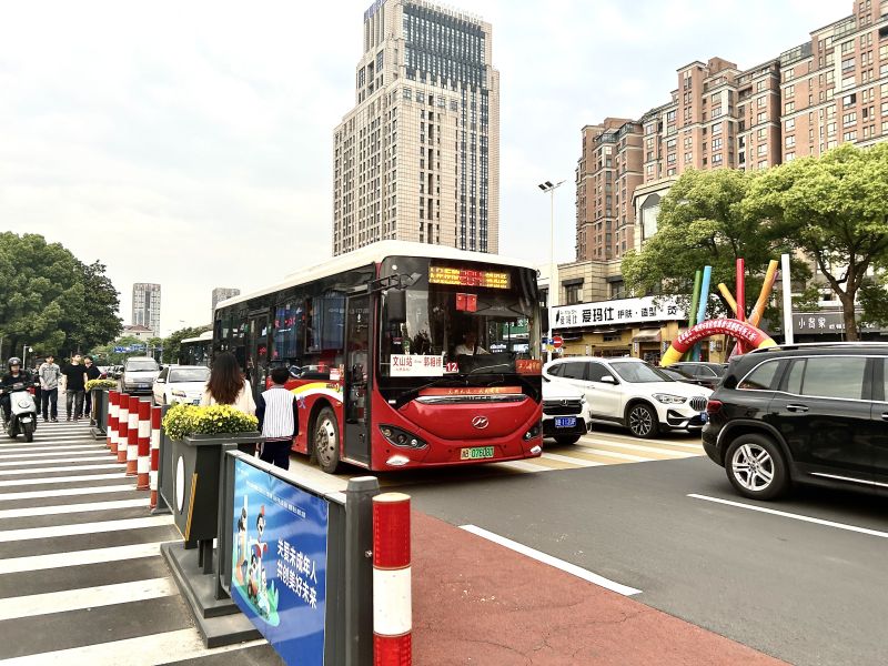 余姚四明西路马路交通公交汽车公交车