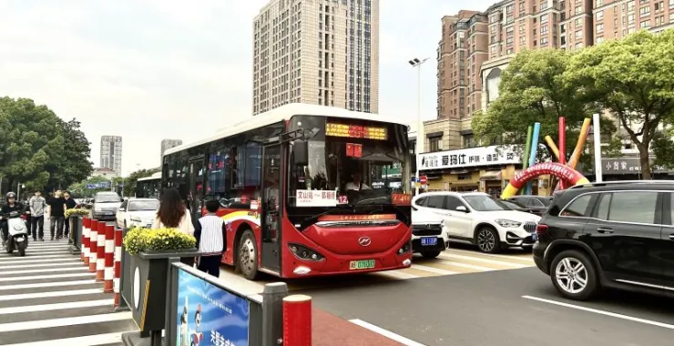 余姚四明西路马路交通公交汽车公交车