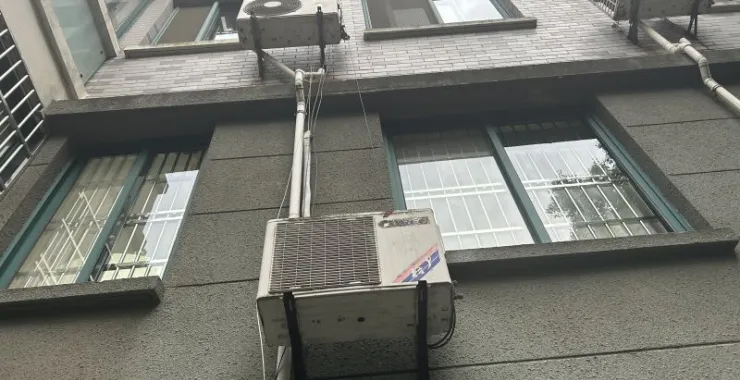 小区外墙安装空调外机玻璃