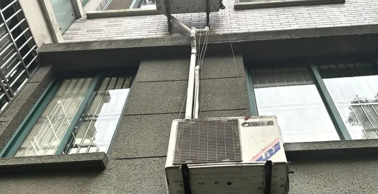 小区外墙安装空调外机玻璃