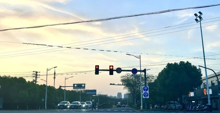 交通信号灯黄灯电线杆黄昏马路人行道汽车