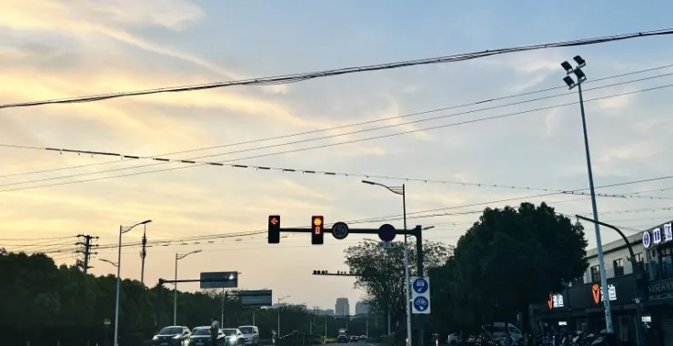 交通信号灯黄灯电线杆黄昏马路人行道汽车