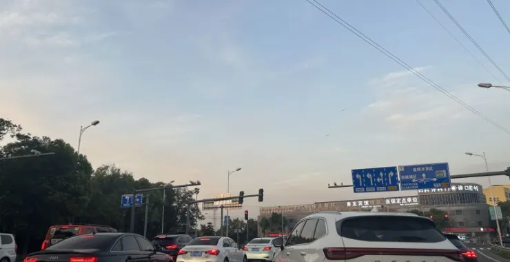 交通马路汽车路标