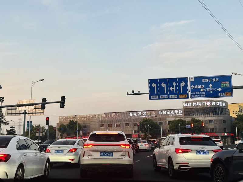 交通马路汽车路标