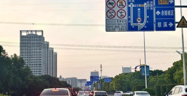 交通马路汽车路标指示牌