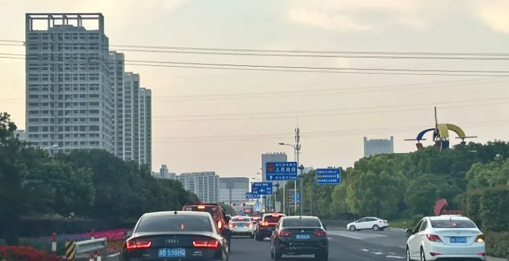 交通马路汽车路标指示牌