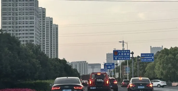 交通马路汽车路标指示牌