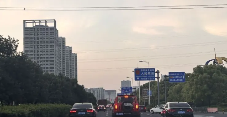 交通马路汽车路标指示牌