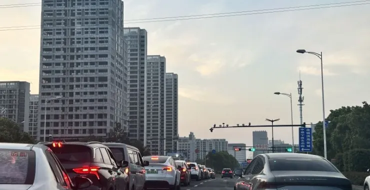 交通马路汽车路标指示牌