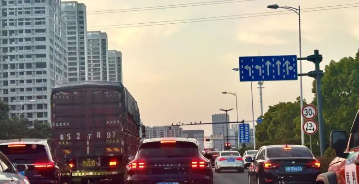 交通马路汽车路标指示牌