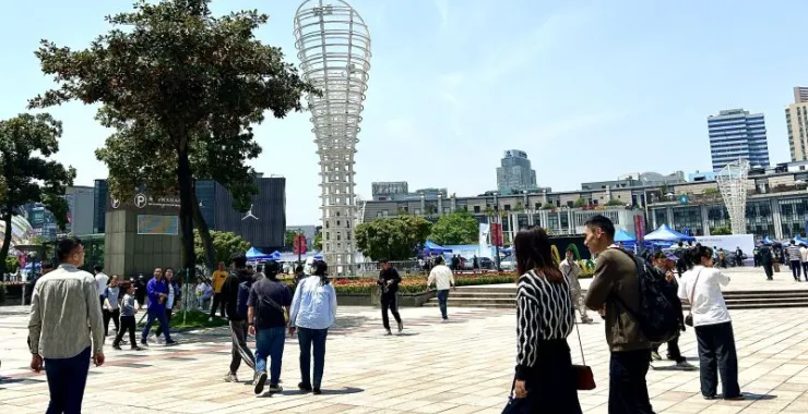 宁波天一广场游客节假日人群逛街假期