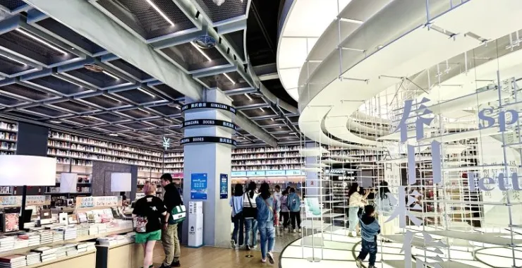 宁波熊沢书店天一广场看书逛街游客