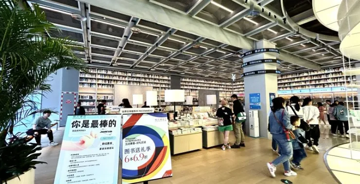 宁波熊沢书店天一广场看书逛街游客