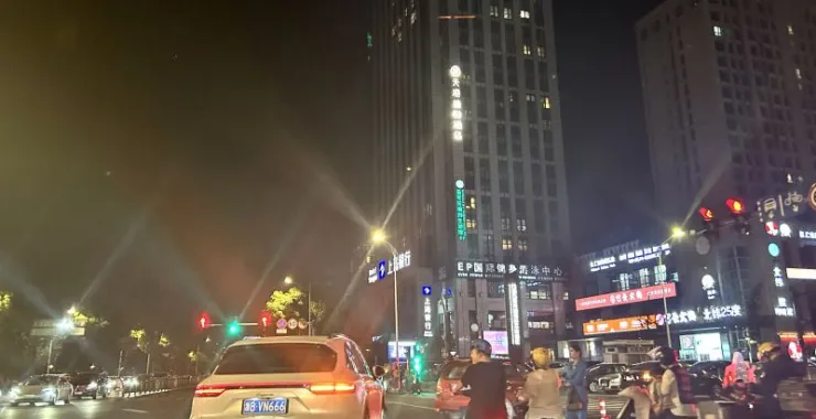 夜晚晚上交通马路汽车电瓶车