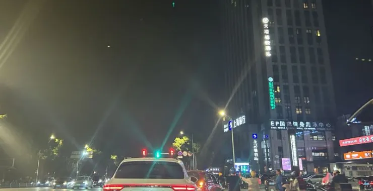 夜晚晚上交通马路汽车电瓶车