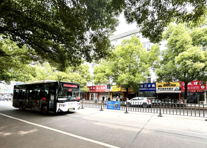 余姚江南新城马路店铺商铺公交车交通
