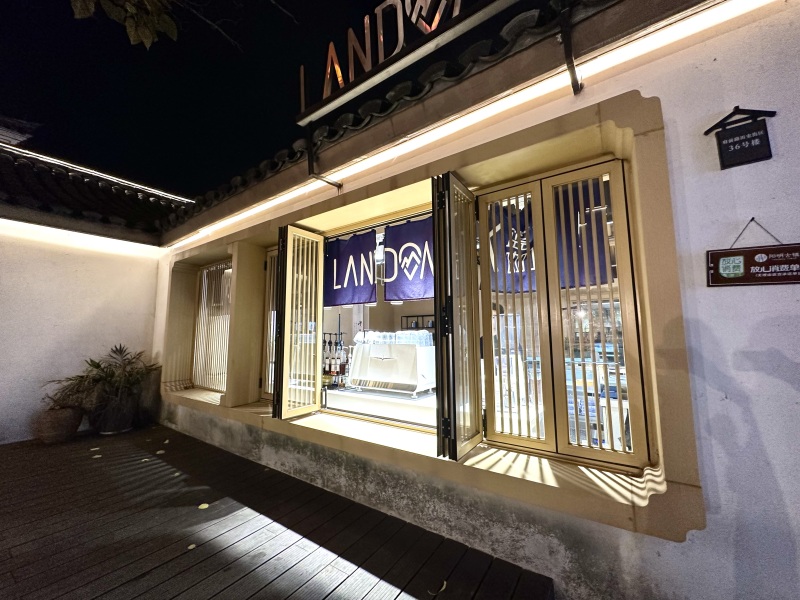 余姚阳明古镇夜景咖啡店收银台古建筑融合新中式风格