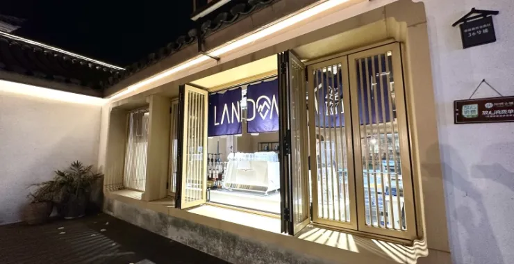 余姚阳明古镇夜景咖啡店收银台古建筑融合新中式风格