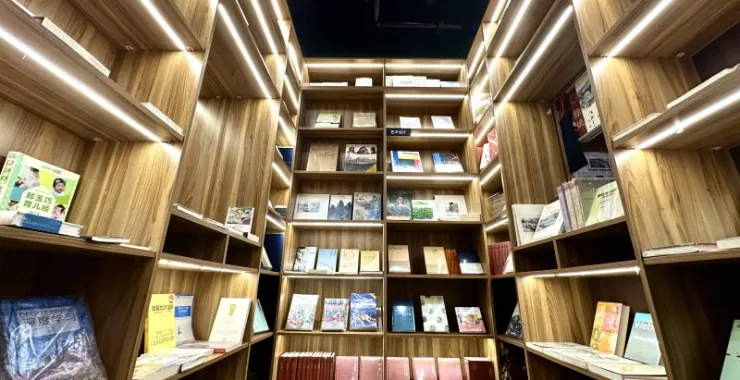余姚阳明古镇夜景普文明书局书店阳明文化网红打卡