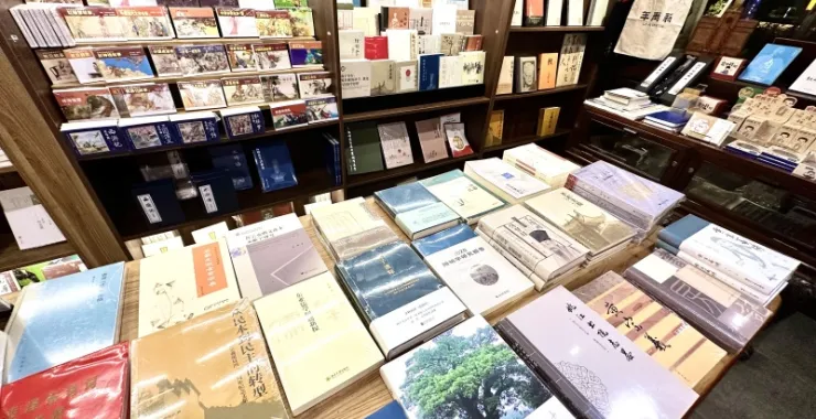 余姚阳明古镇夜景普文明书局书店阳明文化网红打卡