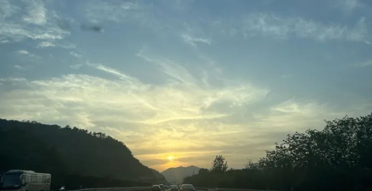 夕阳晚霞云霞高速公路交通风景汽车